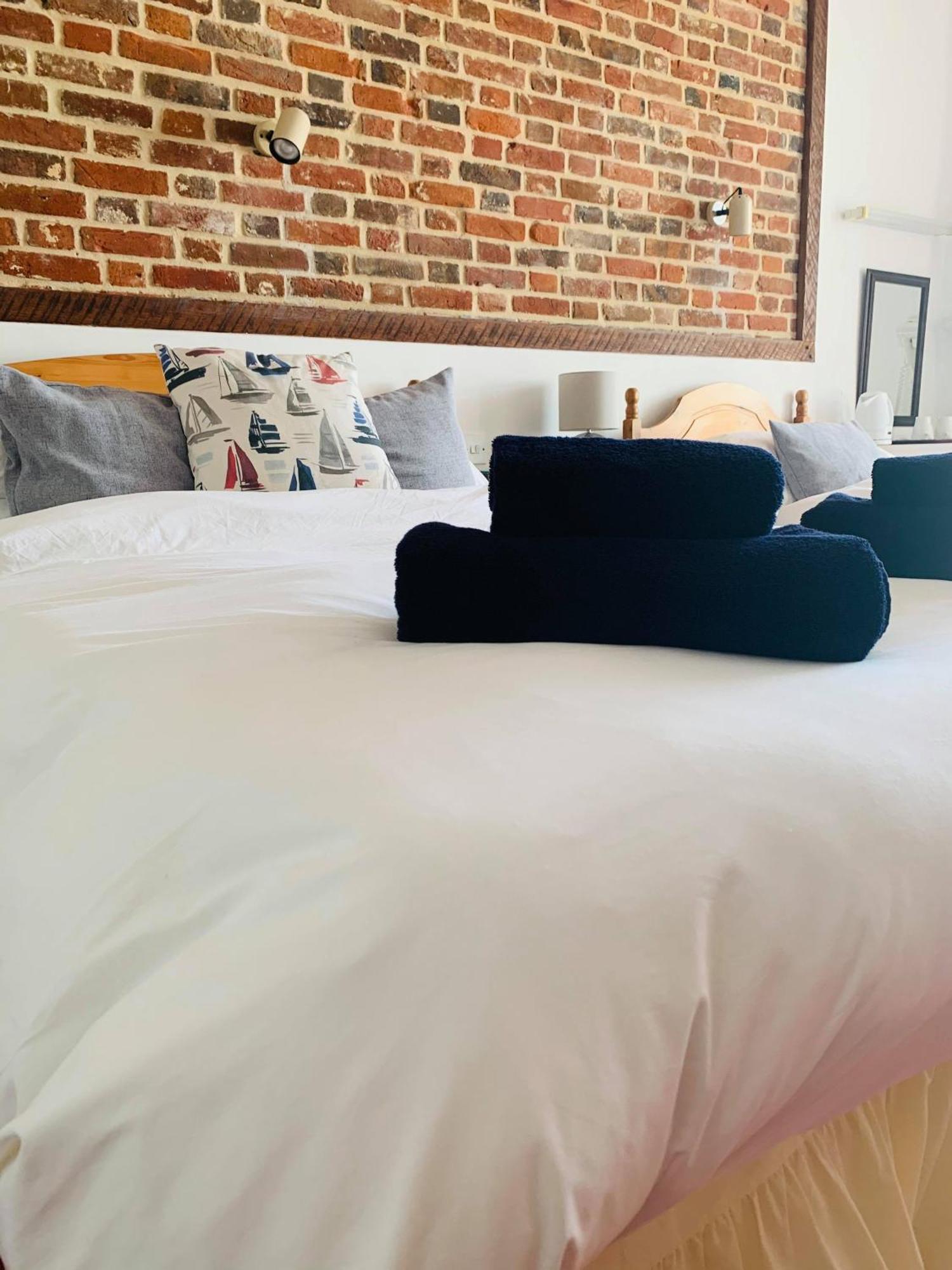 Ye Olde White Harte Hotel Burnham-on-Crouch Zimmer foto